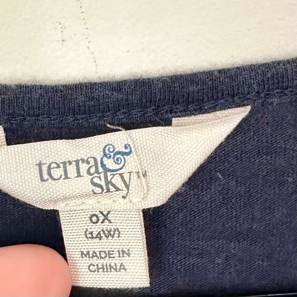 Terra & Sky Dark Blue Eyelet Trim Flutter Sleeve Top - Size: 14W - Picture 3 of 8